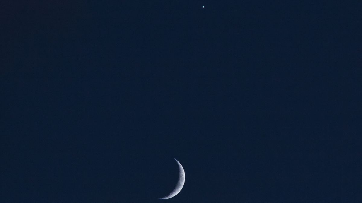 Venus and the moon light up the night sky in gorgeous photos from ...
