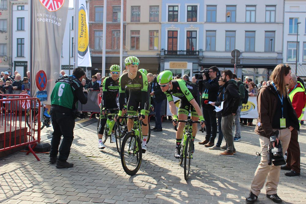 Lasse Norman Hansen pulls a track stand