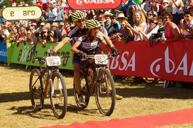 Peter Vesel from Slovenia nd Anni Hellstern from Germany have fun at the finish line