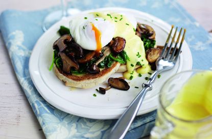 Eggs benedict with wilted spinach