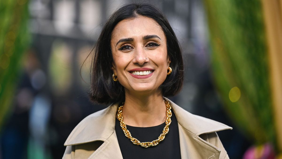 La combinaison mini-jupe et baskets épaisses d'Anita Rani est la version décontractée des tenues de bureau que nous voulons reproduire