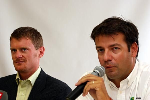 Floyd Landis with his team manager John Lelangue