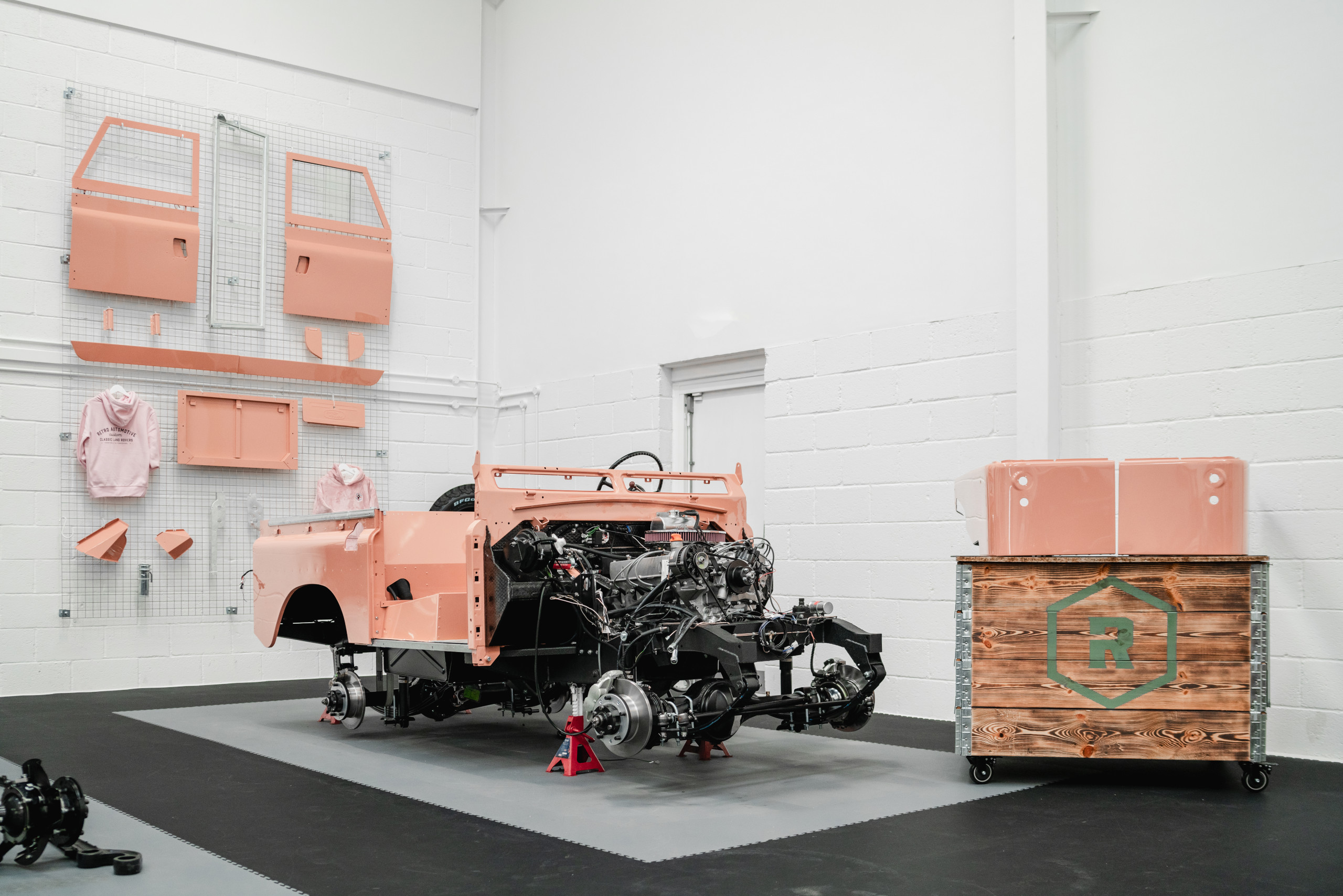 Assembling Retro Defender : Hand-installed parts, including the bodywork, of which 80 percent is new.