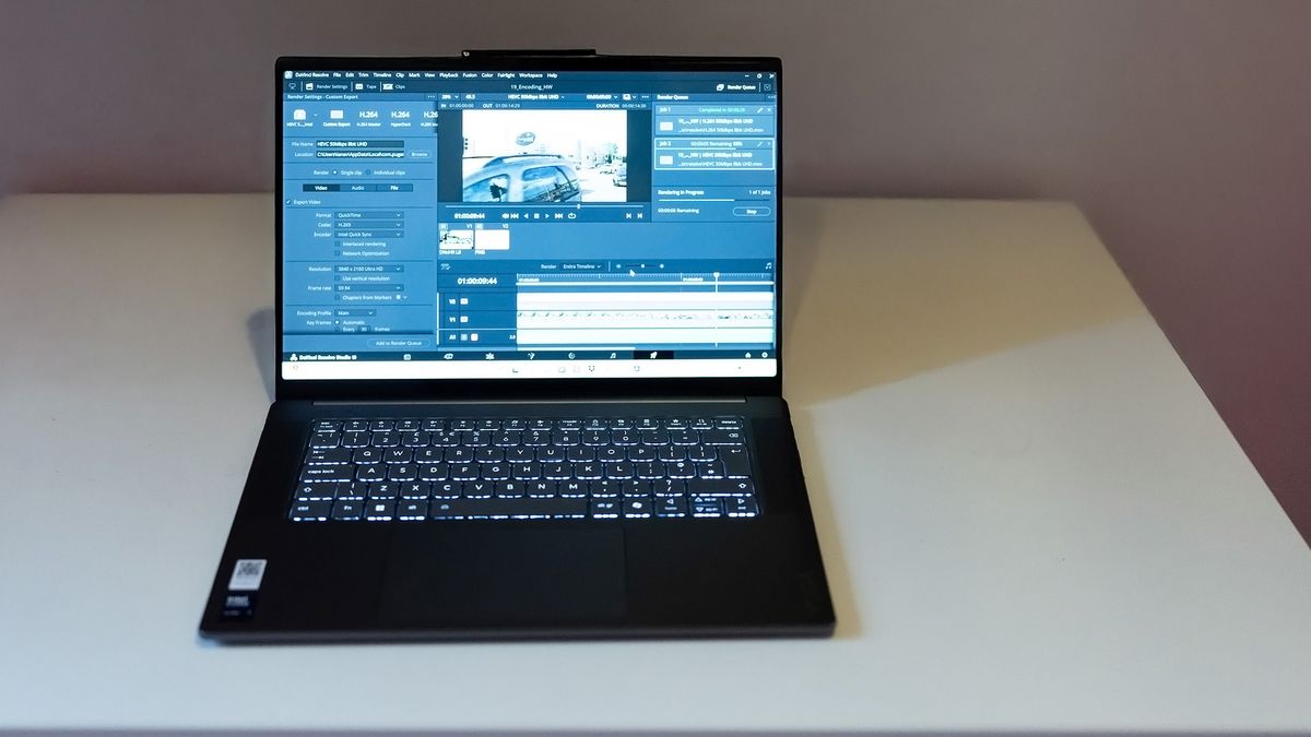 Lenovo Yoga Slim 7i Aura Edition: Dressed for Business