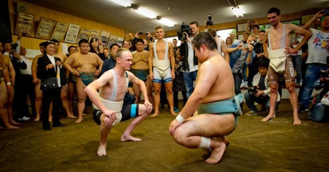 Chris Froome (Team Sky) and some riders tried 'sumo wrestling' before the Saitama Criterium