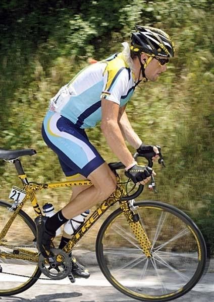 Lance Armstrong (Astana) cools off with some ice.