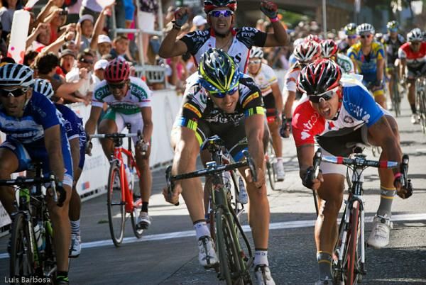 Race leader Luis Mansilla (Clos de Pirque &ndash; Trek) edges Maximiliano Richeze (Team Nippo) to win stage 6.