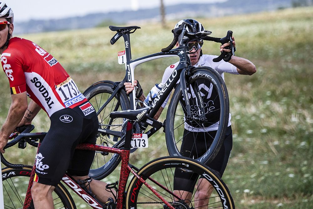 Chris Froome (Team Sky) loses time after crashing into a ditch during stage 1