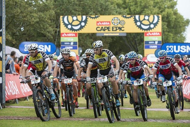 The elite men start stage 6 in Boschendal