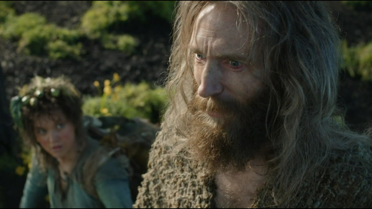 O Estranho varre o horizonte enquanto Nori olha para ele no episódio 8 de The Rings of Power
