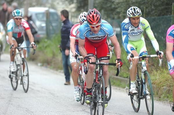 Cadel Evans (BMC) bides his time as attacks fly on stage 6.