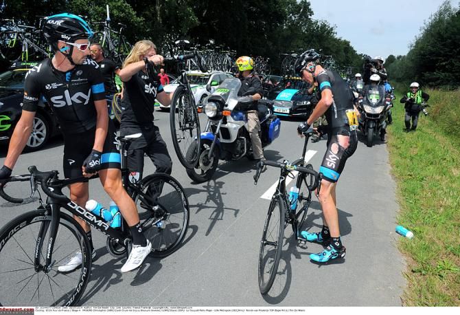 Froome gets mechanical support after a crash during stage 4