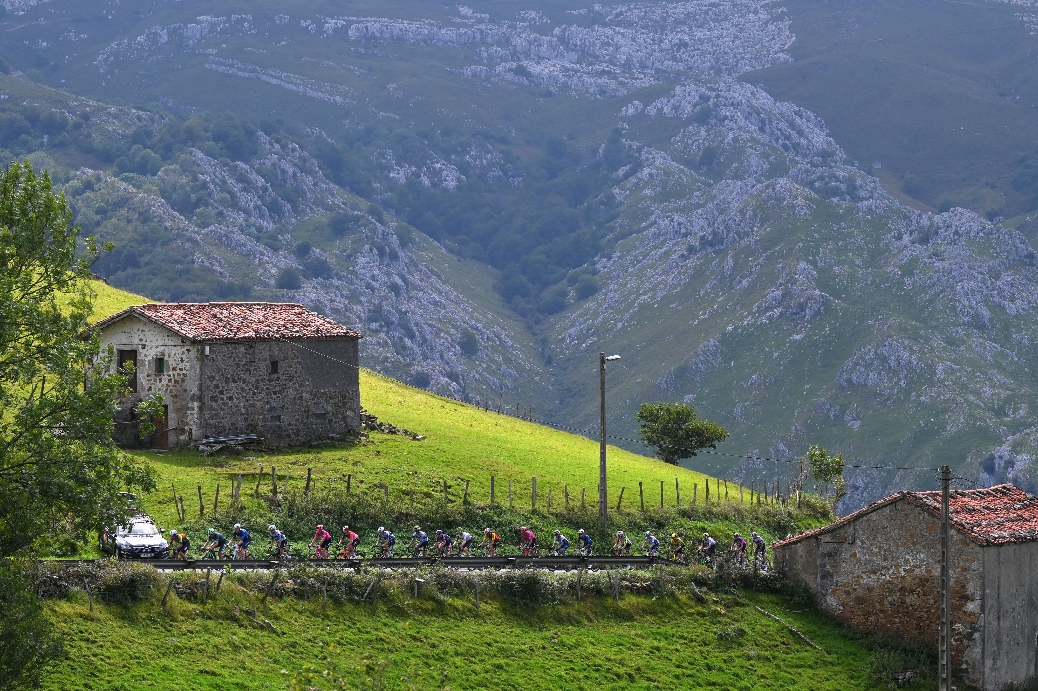 Vuelta a España stage 12 Live: Over 40 riders up the road as fight for stage hots up