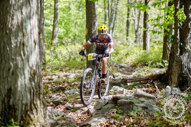 U25 race leader Tristan Uhl (787 Racing) displa ys his technical prowess on the rocks.