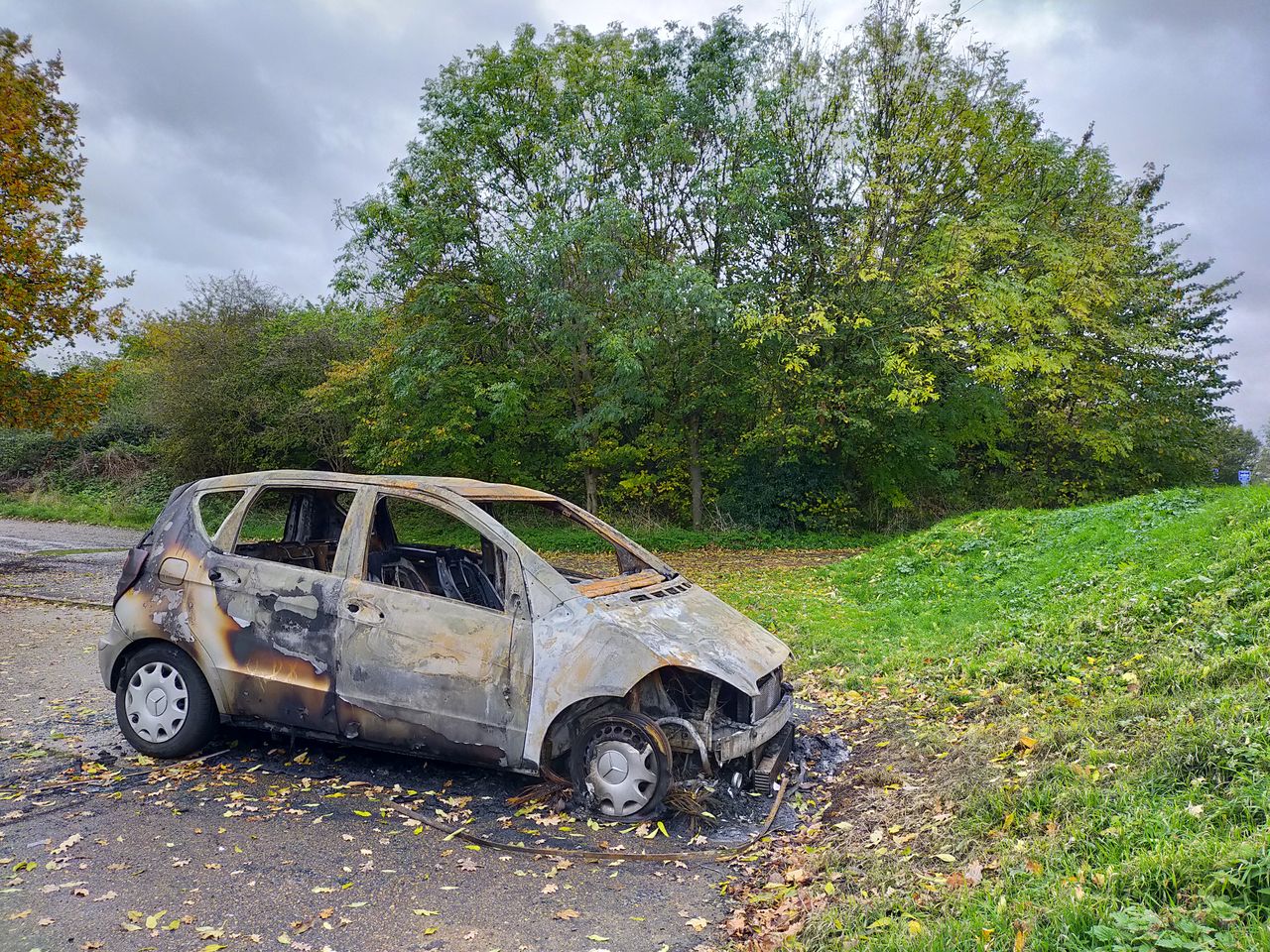 The burned-out car looks punchy at 1x, although the vividness of the grass and orange rust is accelerated a little by the HDR processing.