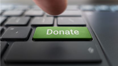 A green key on a black keyboard says Donate. 