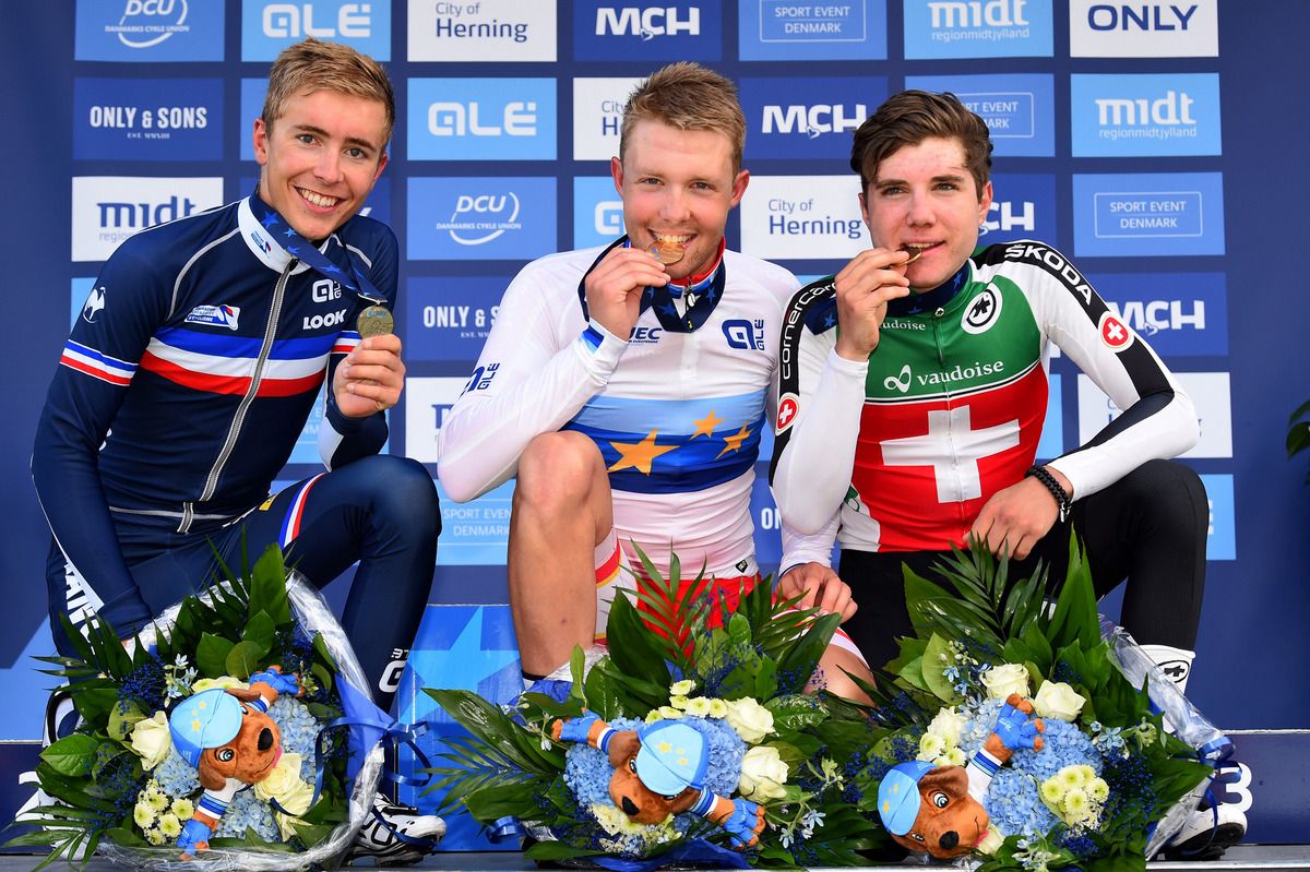 Casper Pedersen (Denmark) biting into his gold medal