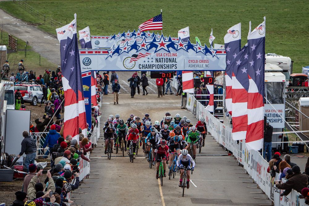The U23 women leave the start