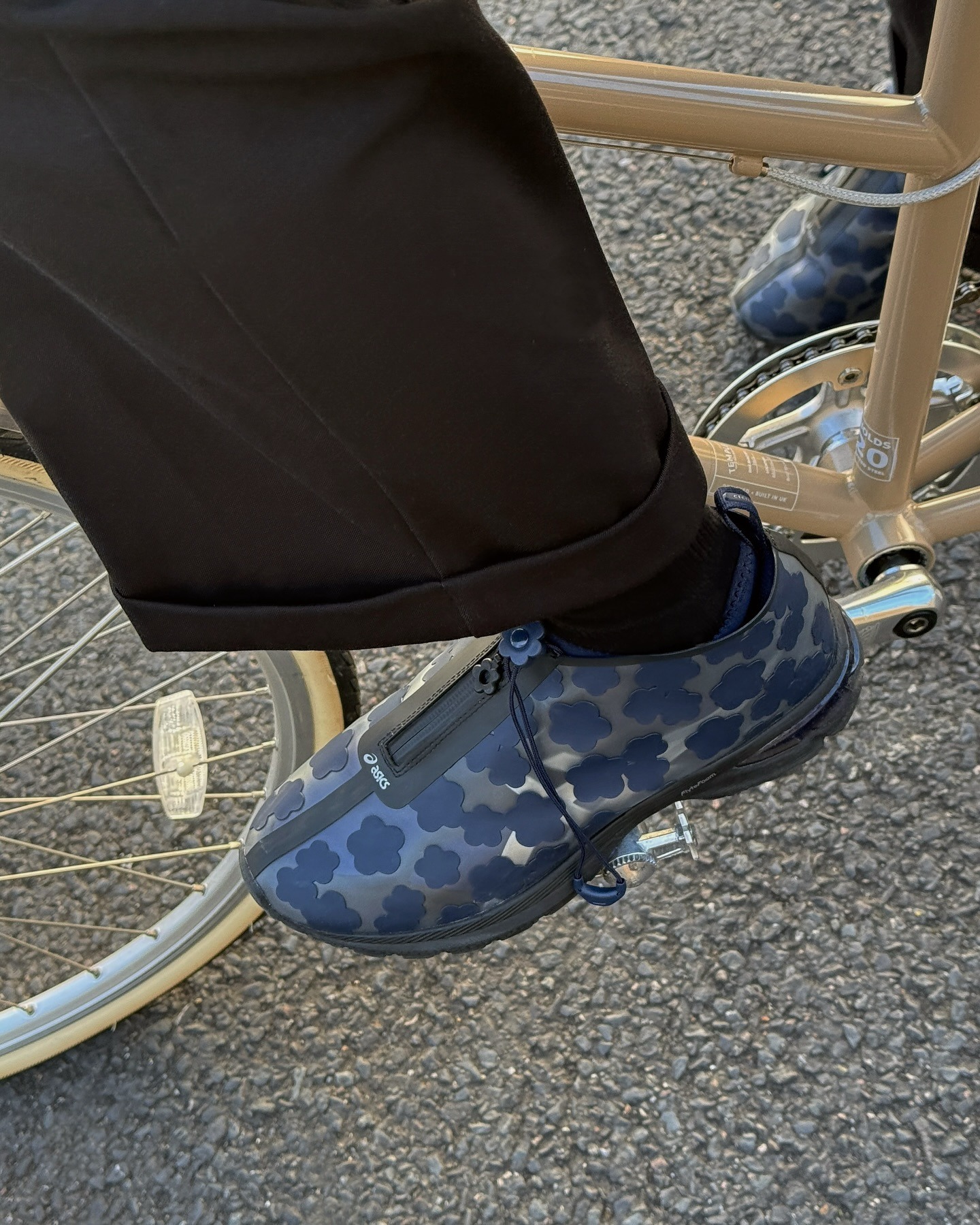 Closed-up image of @poppyalmond wears toggle trainers.