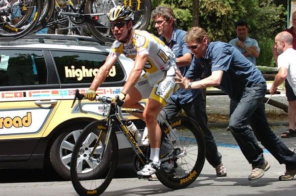 Mark Cavendish gets a push from the Columbia-Highroad ds Rolf Aldag after crashing.