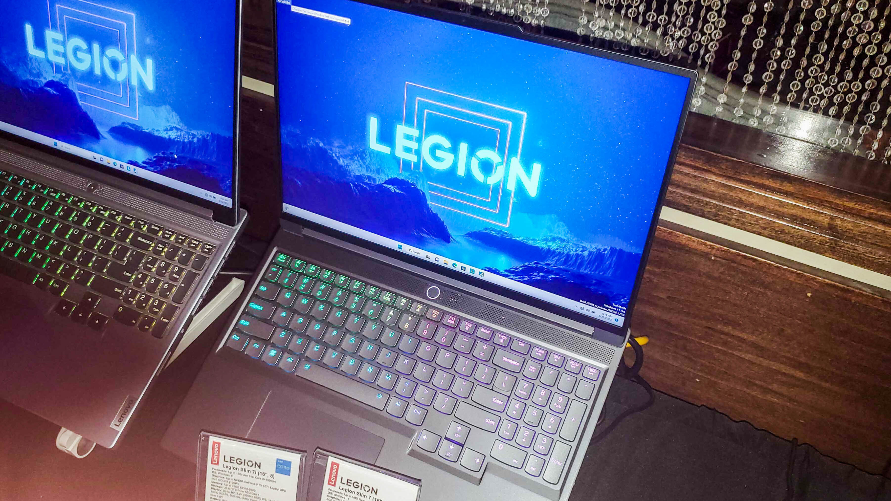 laptop escuro aberto com o logotipo da Legion