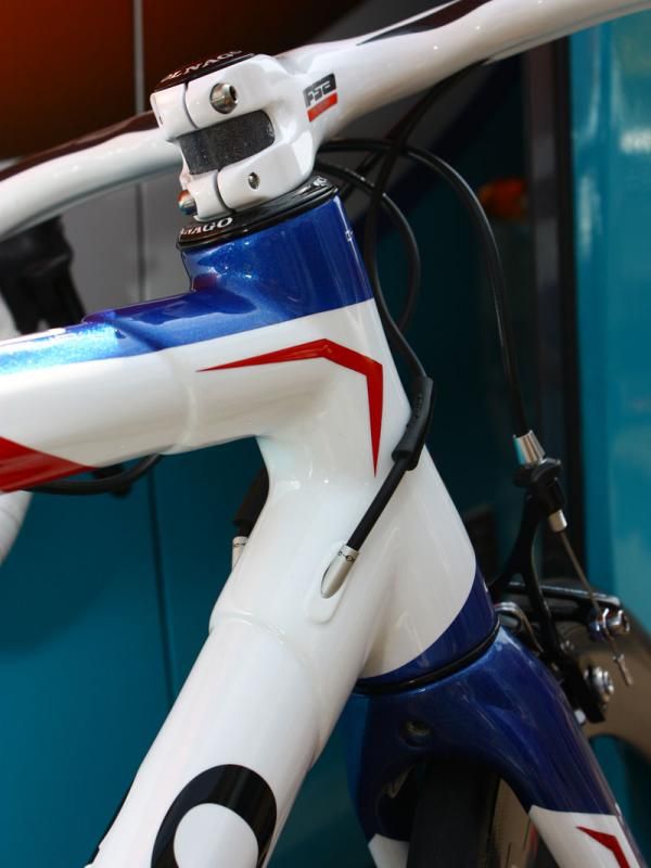 The internally routed derailleur cables enter the frame just behind the tapered head tube.