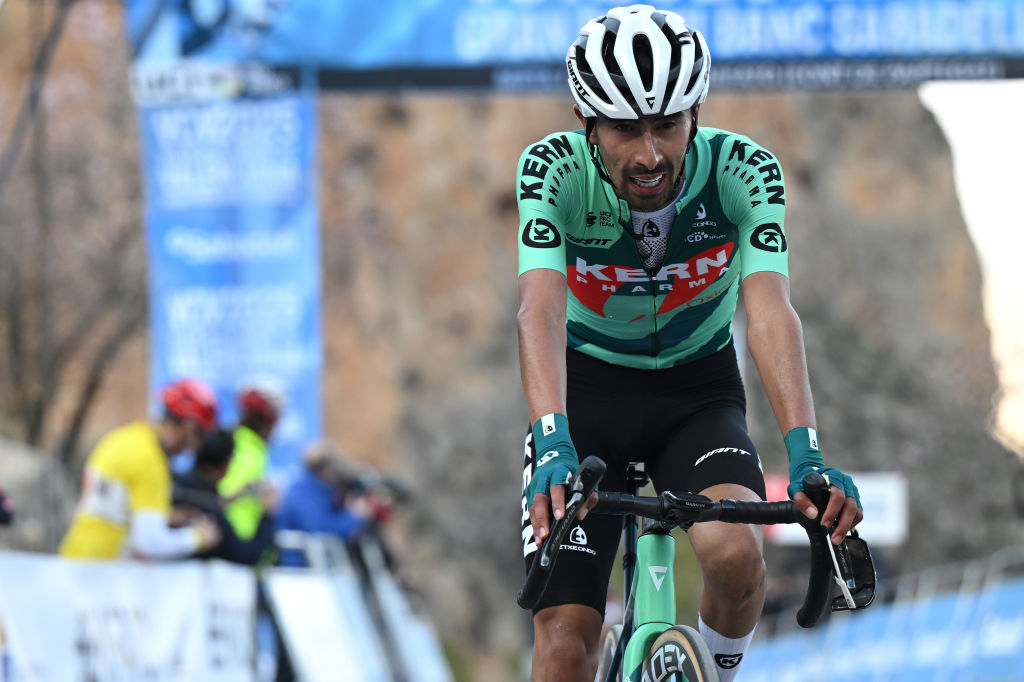 Ivan Sosa finishes a stage of the Volta Comunitat Valenciana