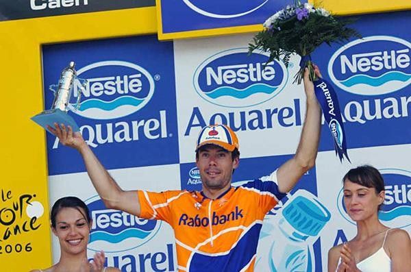 Oscar Freire (Rabobank) balances his trophies