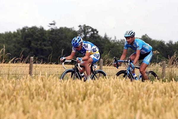 Dumoulin and Schr&ouml;der ride through the wheat fields