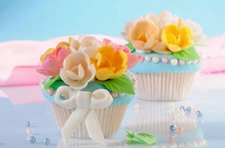 easter cupcakes: bouquet of flowers cupcakes