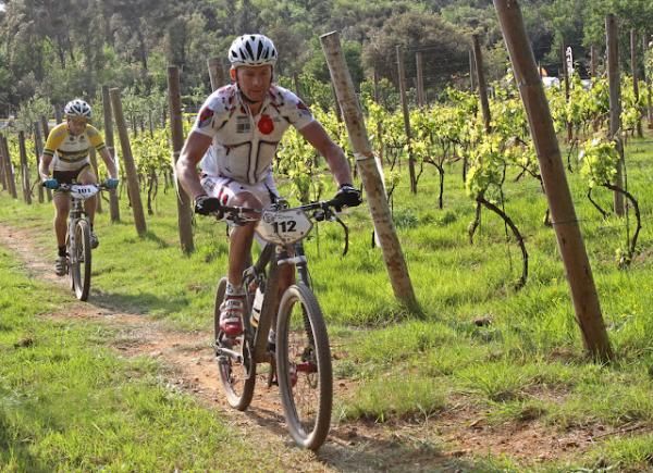 Thomas Widhalm leads Jason English through the vineyard early in the race