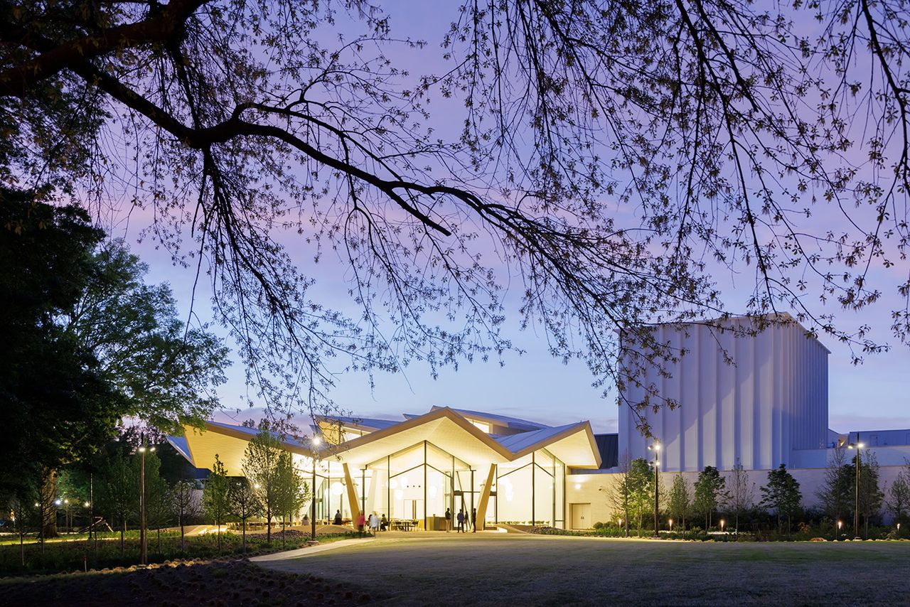 dusk exterior shot of the Arkansas Museum of Fine Arts by Studio Gang