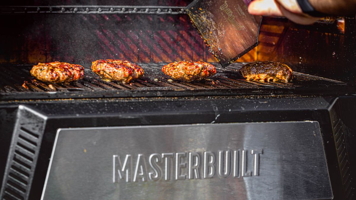 Masterbuilt Gravity Series 560 Charcoal Grill Smoker review the