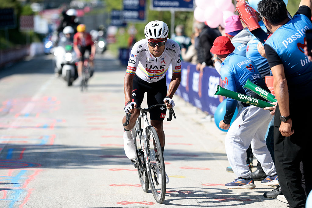 Giro d'Italia stage 8 LIVE: Jhonatan Narváez leads the race inside the final 10km