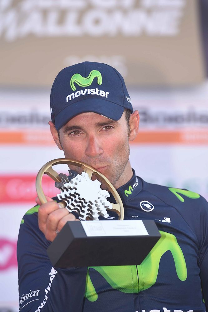 Alejandro Valverde (Movistar) with the Fleche trophy.