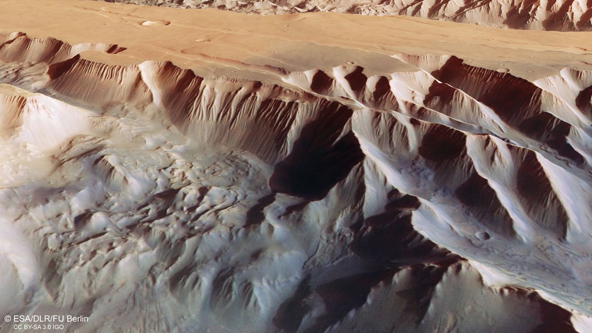 Photo of De nouvelles images époustouflantes de Mars explorent la plus grande vallée du système solaire