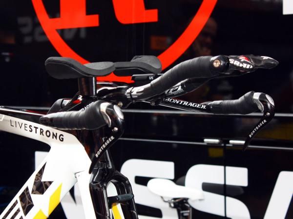 Armstrong's base bars have a small built-up section just at the end, presumably to provide a more secure purchase for his hands.