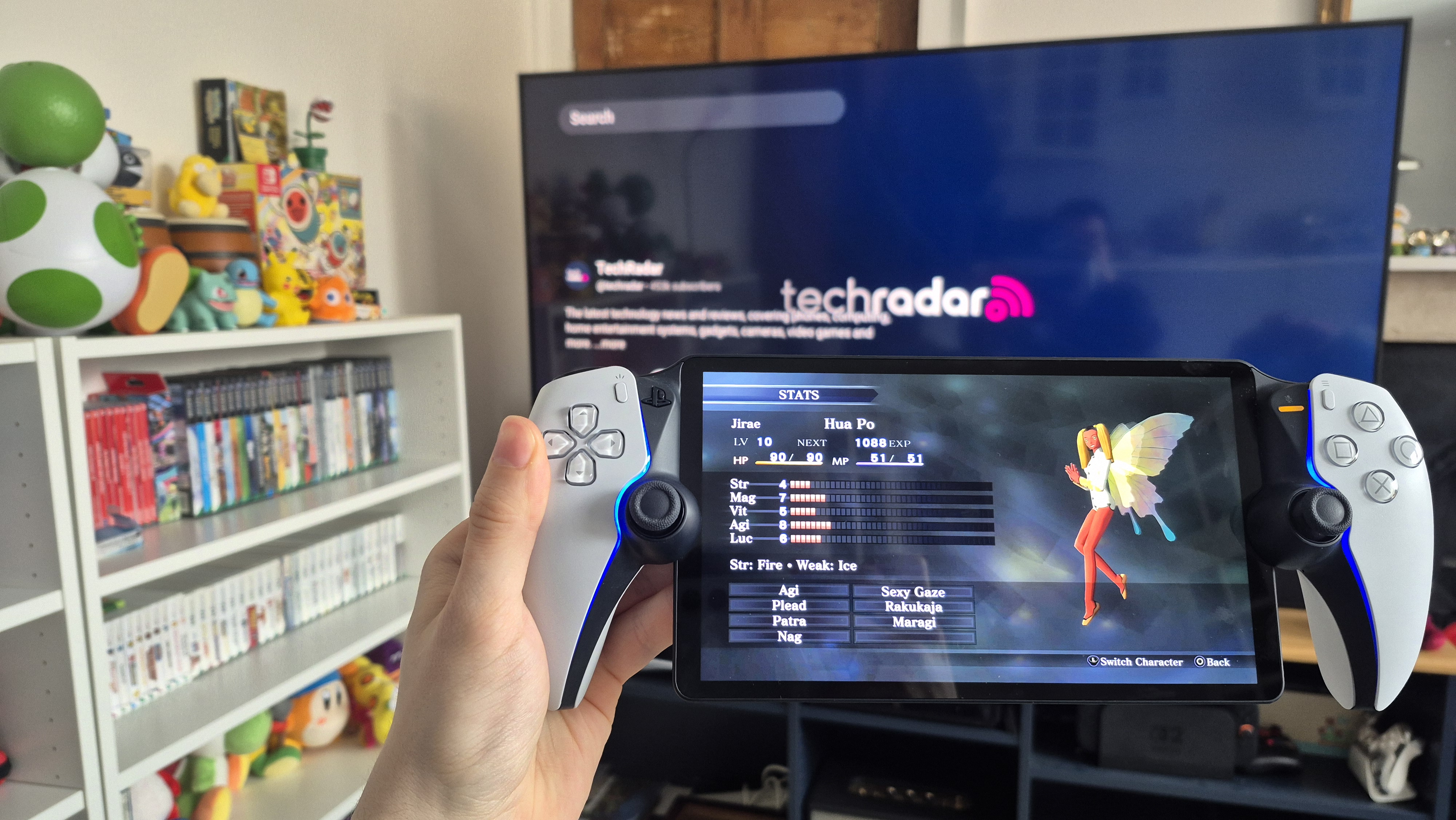 PS ポータルでテレビを背景に TechRadar YouTube チャンネルを表示した『真・女神転生 III: ノクターン』の Hua Po