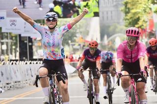 Chiara Consonni celebrates her victory