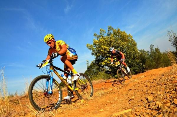 Kevin Evans leads Max Knox at the MTN Dirty Harry race.