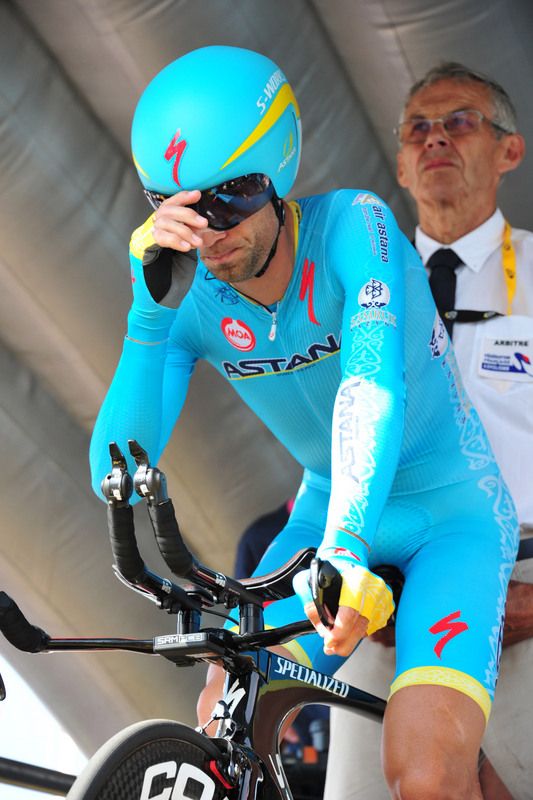Vincenzo Nibali crosses himself