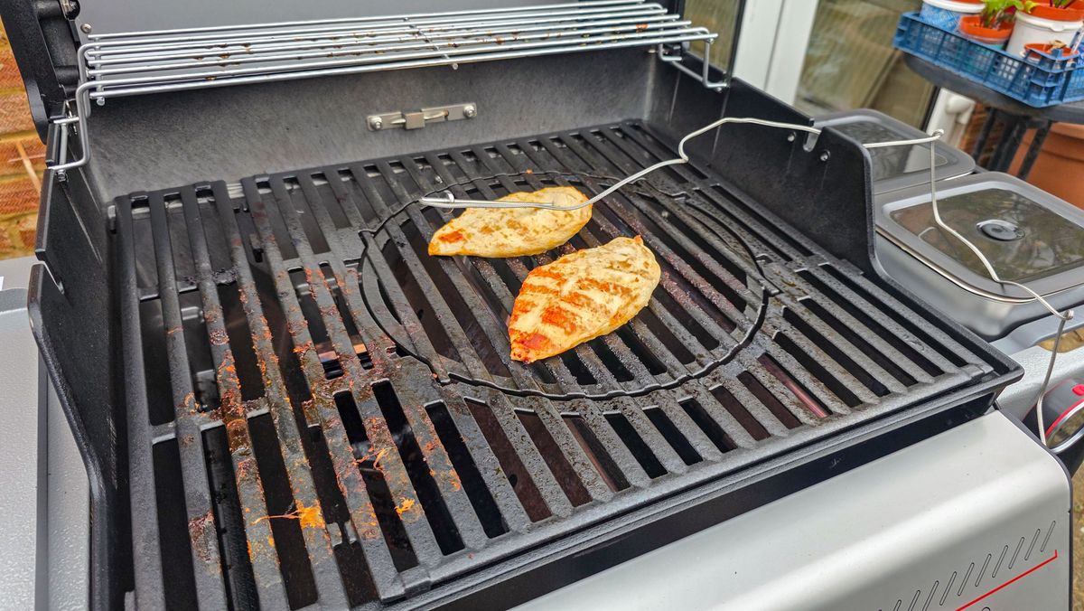 Weber Spirit EX325 cooking chicken and burgers
