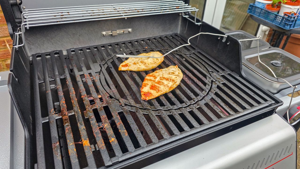Weber Spirit EX325 cooking chicken and burgers