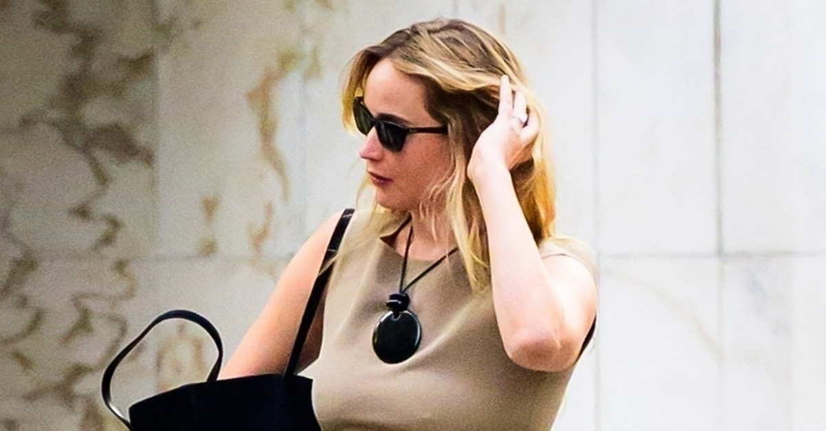 Spotted in New York: The Non-White Dress Trend That Fashion People Are Wearing Nonstop With Flip-Flops