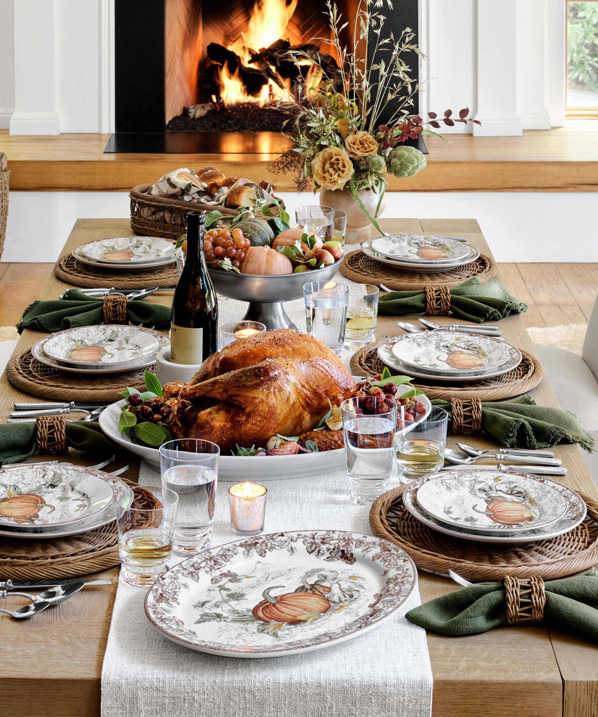 Decorative Thanksgiving table decor ideas for a chic and harvest-inspired tablescape