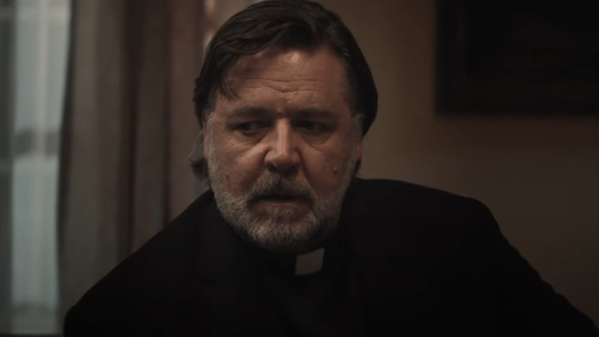 Рассел Кроу — притворный священник, которого преследуют вполне реальные демоны, в жутком первом трейлере нового фильма ужасов «Экзорцизм»