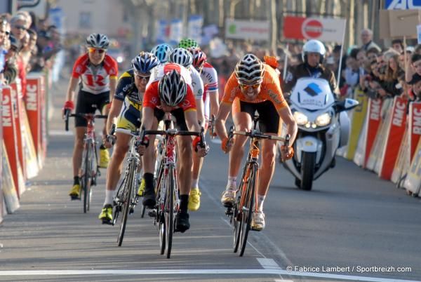 Andreas Kl&ouml;den (RadioShack) edges out Samuel Sanchez (Euskaltel-Euskadi) for the stage win and GC lead.