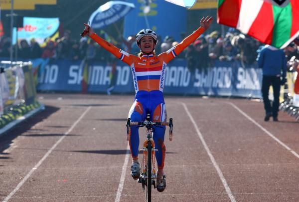 Marianne Vos (Netherlands) wins alone