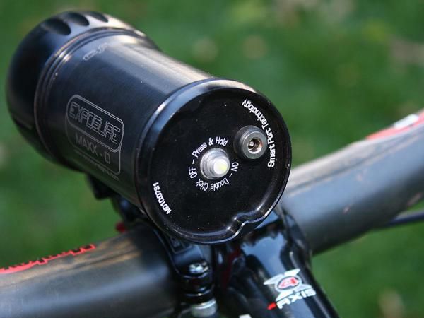 The rubber-coated main switch also doubles as an indicator light for the light output level and remaining battery life The Smart Port to the right is used for a wide range of accessories such as remote switches, piggyback battery cells, or additional front and/or rear lights