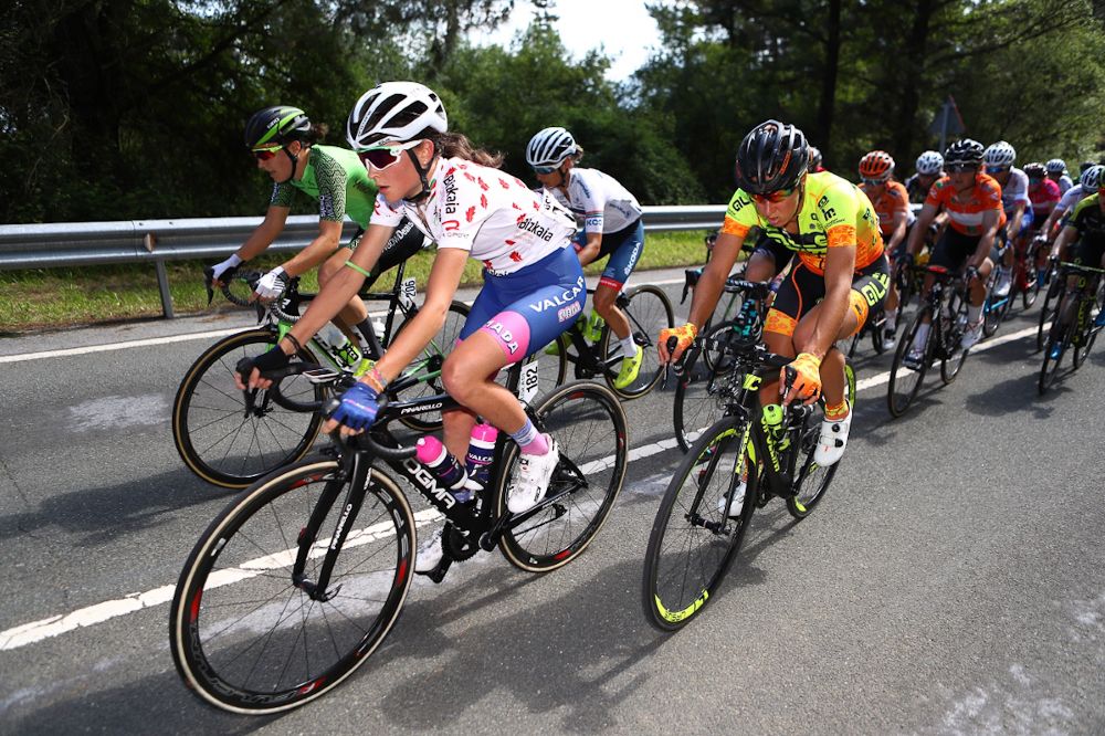 The peloton in action during the final stage at Emakumeen Bira